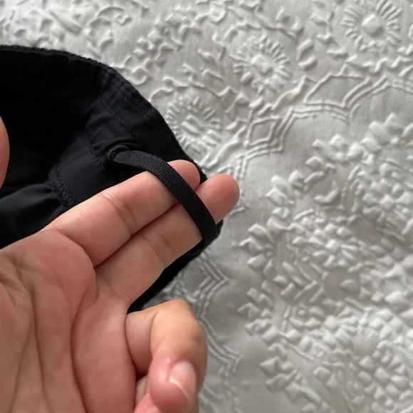 lululemon athletica Hotty Hot Low-Rise Unlined Short 2.5" Black Shorts Sz 6 - Picture 9 of 13